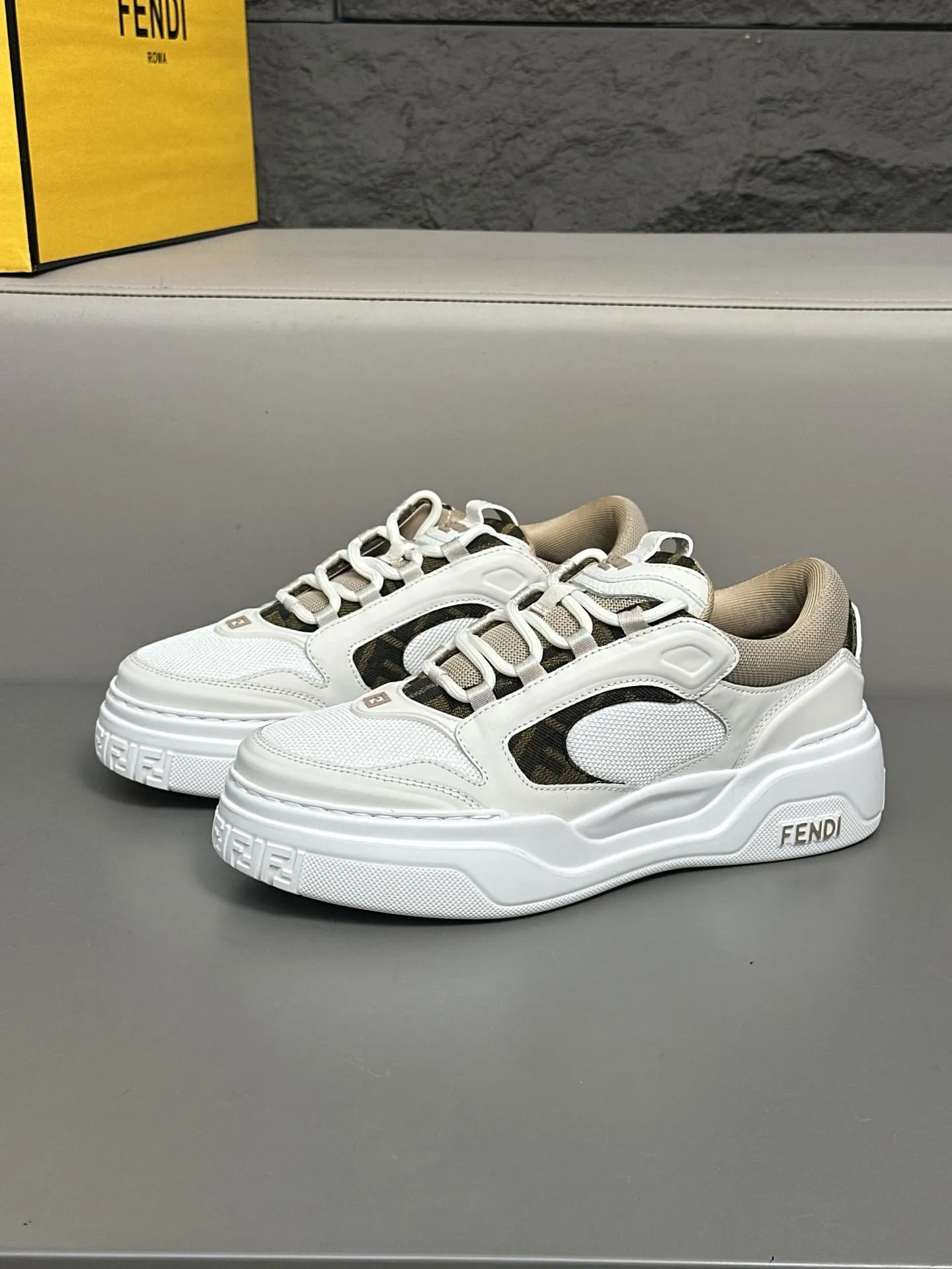 [FENDI] Fendi men's shoes 💰780💰 - High-end quality original casual sports shoes - Upper: Nappa calfskin, pebbled calfskin, tongue and heel; injection molded brand logo plastic module - Lining: brand canvas - Outsole: ultra-light T men's shoes 💰R foam rubber; molded outsole - Super high quality control, fine workmanship: highlighted (high-end, luxury, grade) -Size :39-44 (38, 45, can be customized)